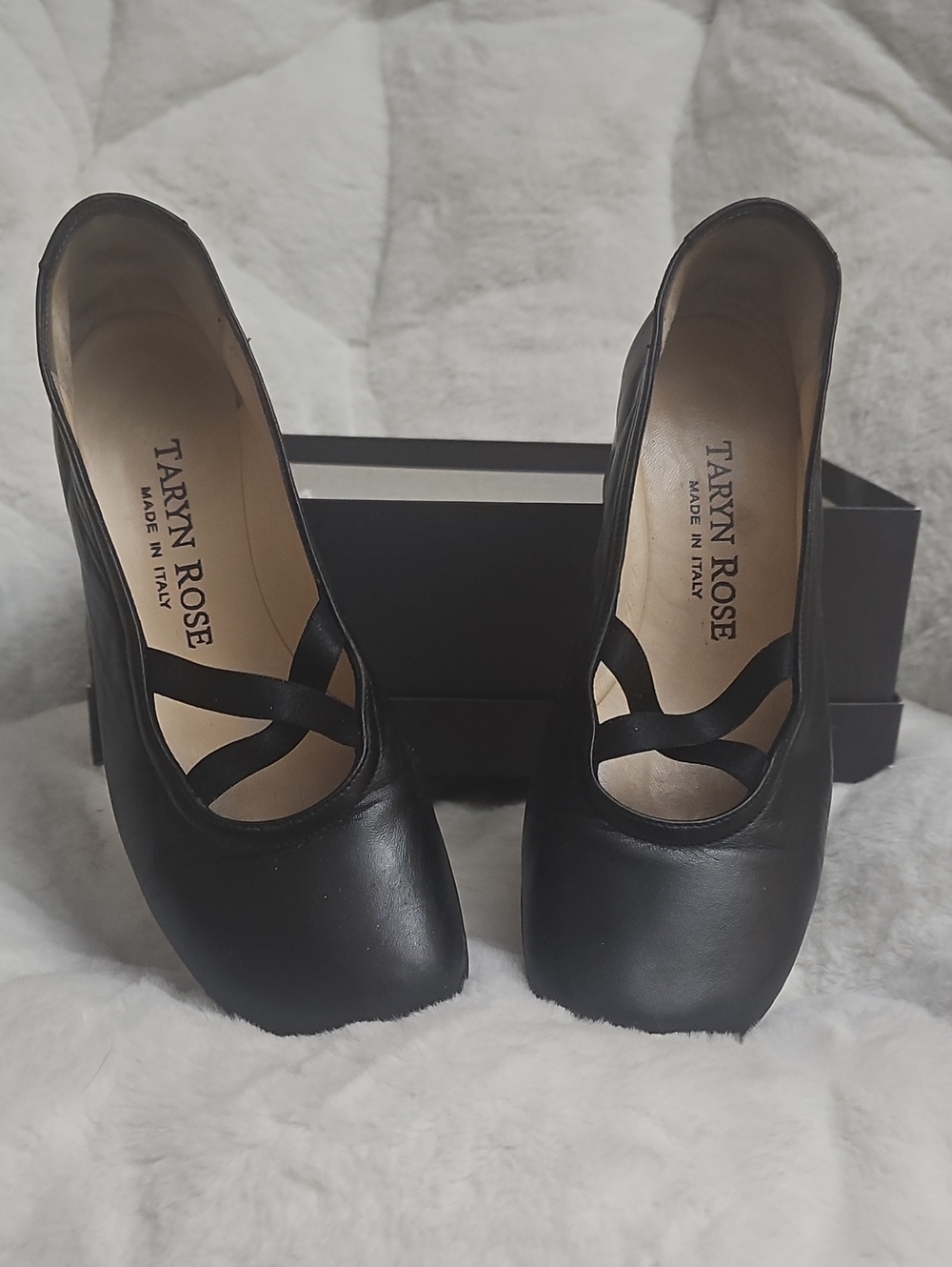 ⚜️Taryn Rose Black Leather Cross-Strap Pumps